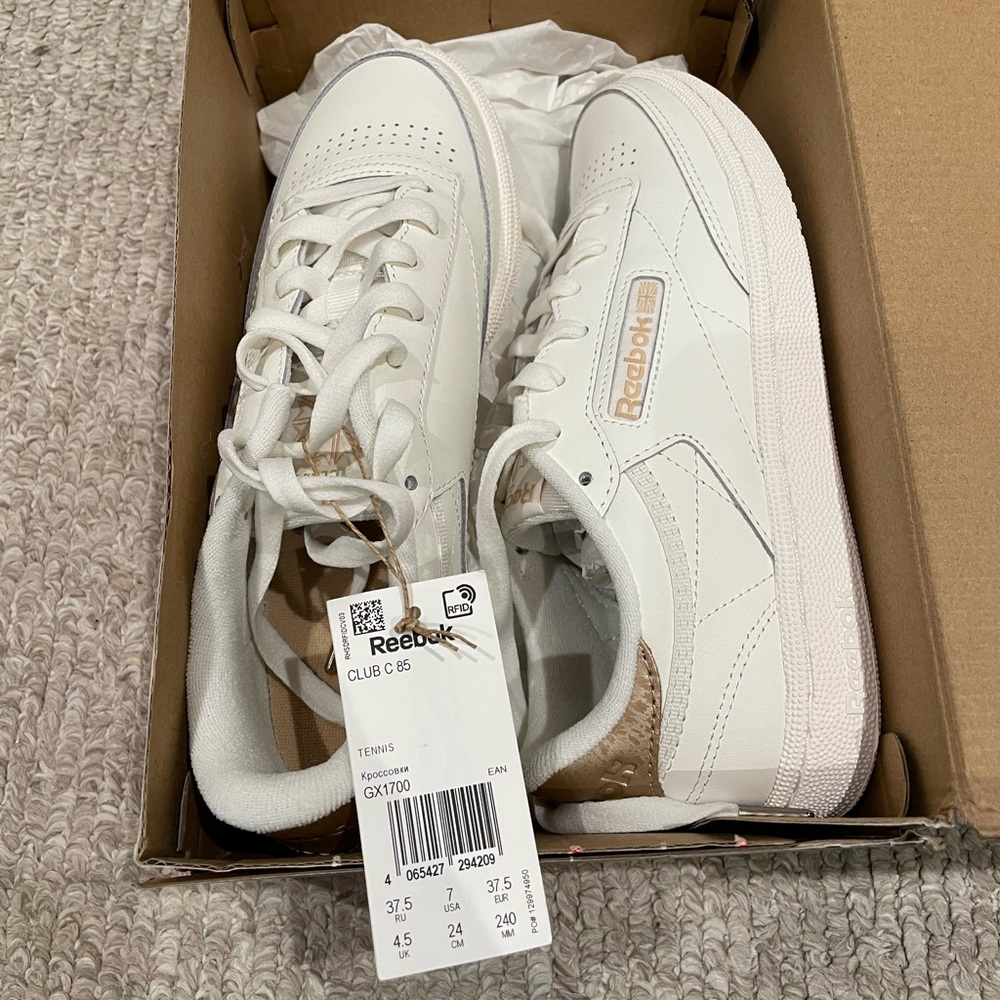 Reebok Club C 85 Sneaker in Chalk/Sahara/Gold Met, NWT size 7